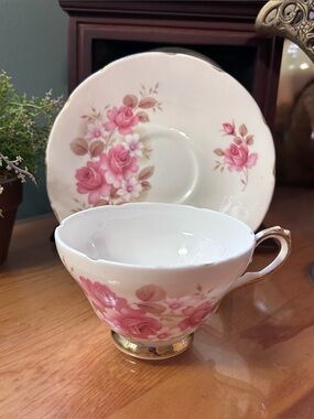 (UT) Vintage Royal Sutherland Fine Bone China Teacup & Saucer